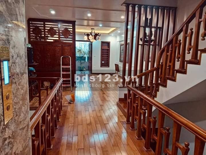 Nhà Mạc Thái Tổ dtsd 35m2 tặng kèm nội thất gỗ ô tô đỗ cổng khu dân trí cao, gần trường