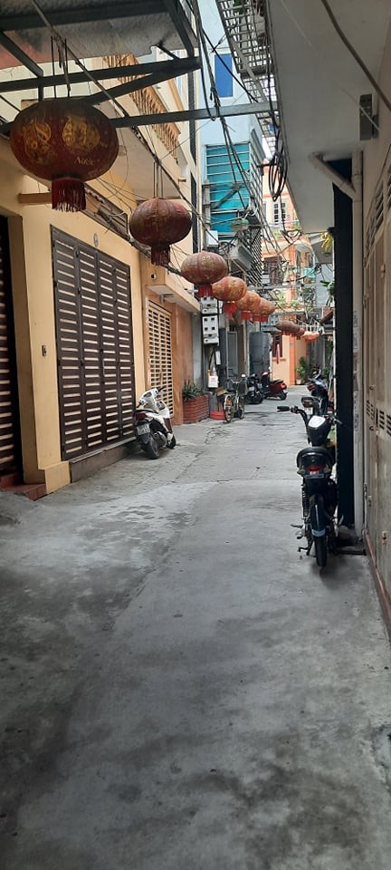 Nhà Mạc Thái Tổ dtsd 35m2 tặng kèm nội thất gỗ ô tô đỗ cổng khu dân trí cao, gần trường