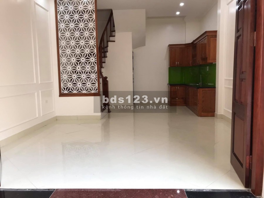Bán nhà Nguyễn Ngọc Vũ, cách 4m ra oto tránh, diện tích 40m2 4 tầng, mt 7.2m, giá 3.5 ty