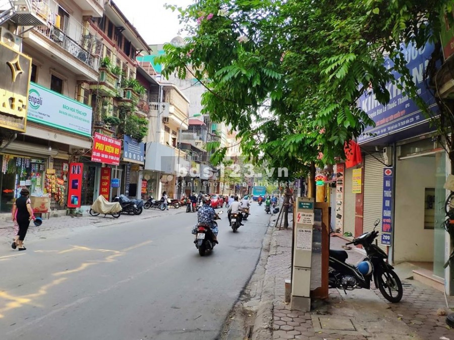 Mặt Phố Quận Đống Đa Lô Góc 2 Mặt phố, mặt tiền 10m, vỉa hè đá bóng. Giá bán: 13.5 tỷ.