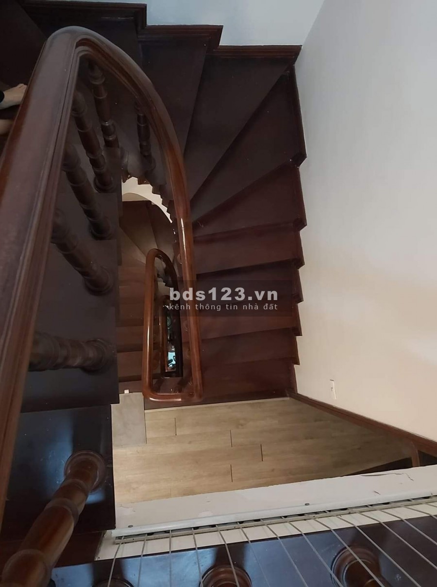 Bán nhà dt 60m2, 5 tầng đúc, tại Đầm Trấu, Quận Hai Bà Trưng, lô góc ô tô dùng đỗ ngay đêm, kinh doanh