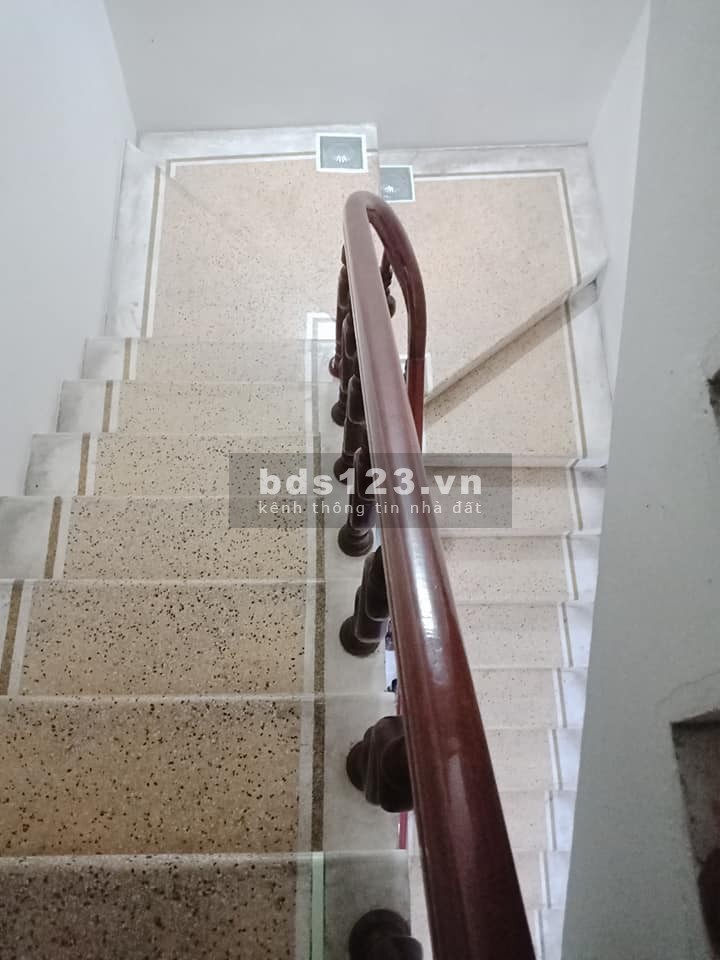 Bán nhà ngõ Phạm Văn Đồng, Quận Cầu Giấy, dtsd 52m2, 4 tầng đúc, mt 5m, giá 5.5 tỷ, lh 0975513371