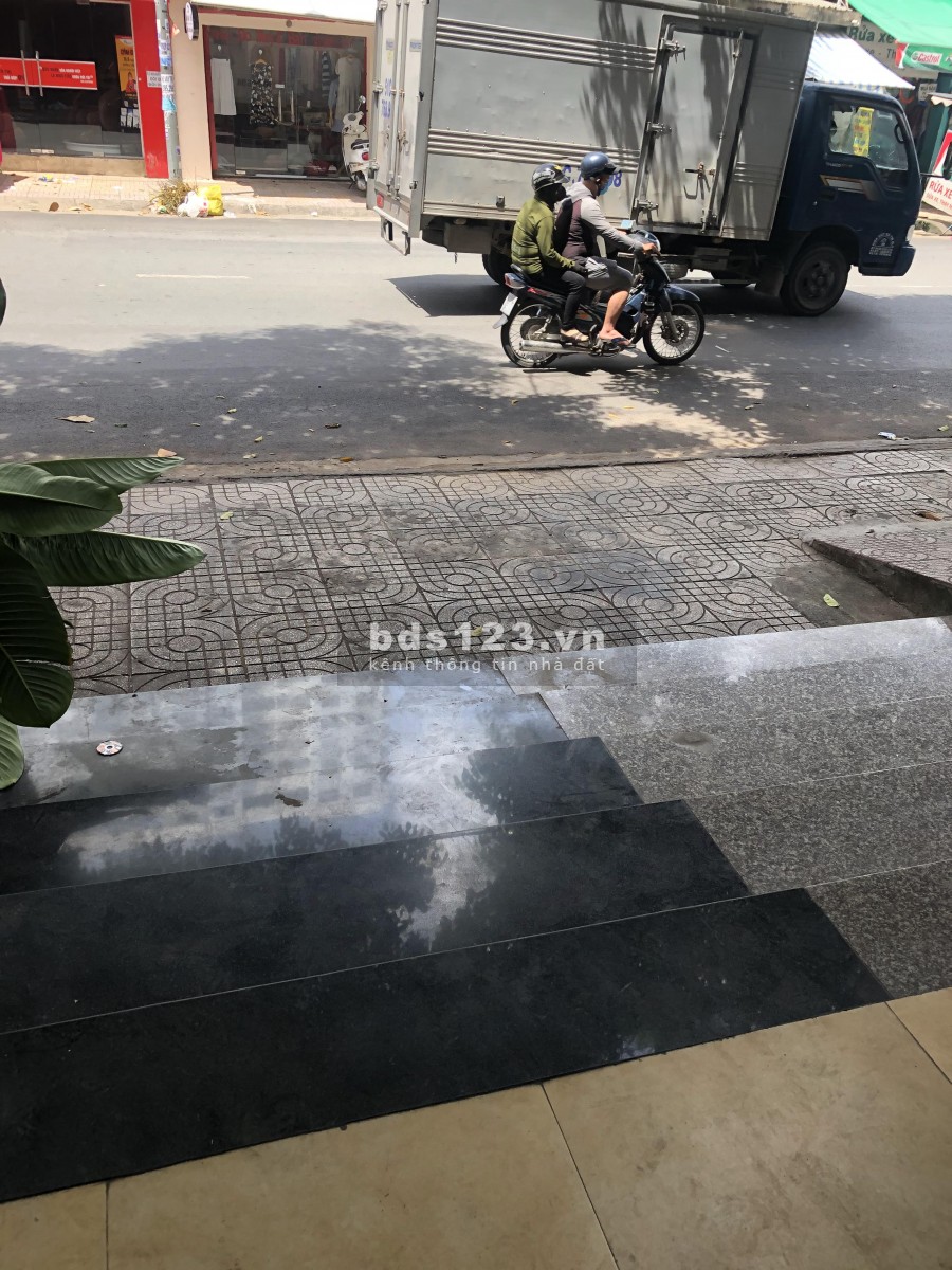 Mặt bằng lớn 100m2, Mặt tiền đường lớn đông đúc, gần chợ Tân Hương