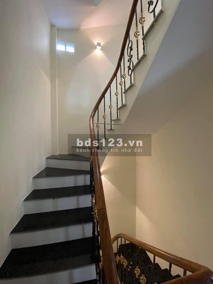 Nhà 5 tầng đúc ngõ 117 Thái Hà, oto tránh, dt 34m2 mặt tiền 8.3m giá 5.4 tỷ lh 0392969999