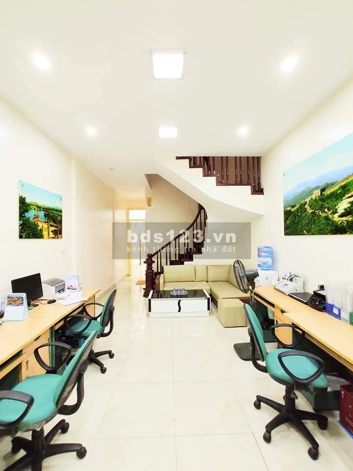 Kinh doanh, ô tô Camry tránh, lô góc! Bán nhà Bát Khối, Long biên, diện tích 32m2, 4 tầng, giá 2.8 tỷ