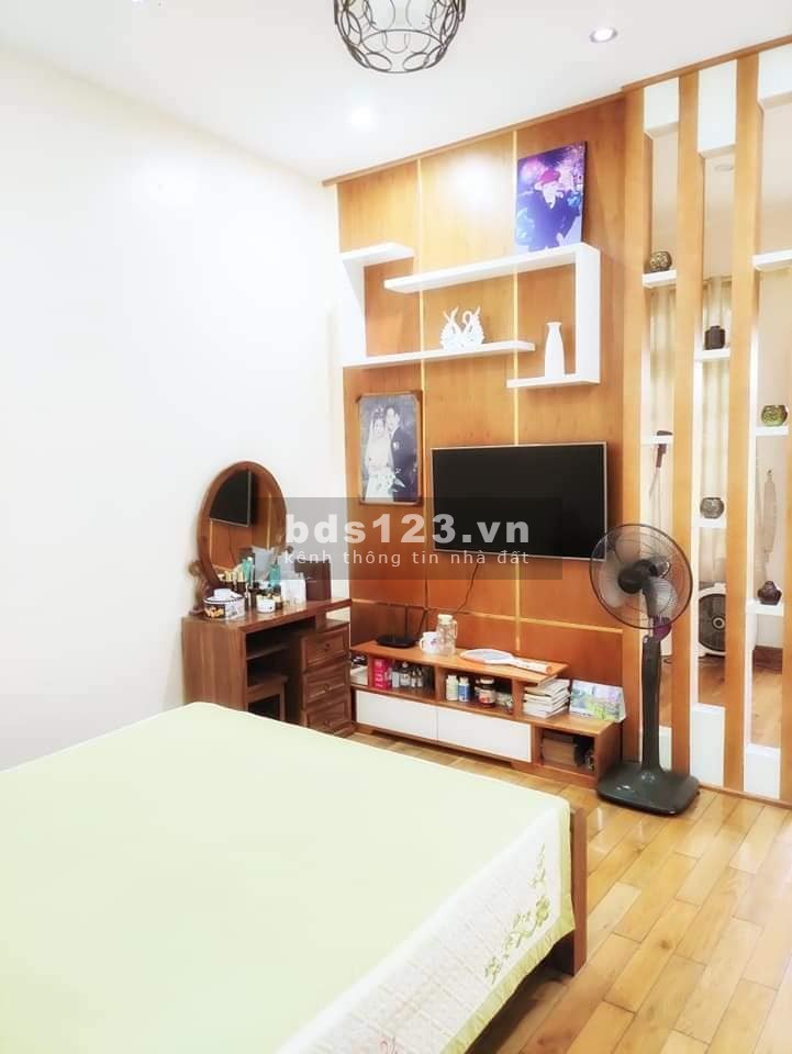 Kinh doanh, ô tô Camry tránh, lô góc! Bán nhà Bát Khối, Long biên, diện tích 32m2, 4 tầng, giá 2.8 tỷ