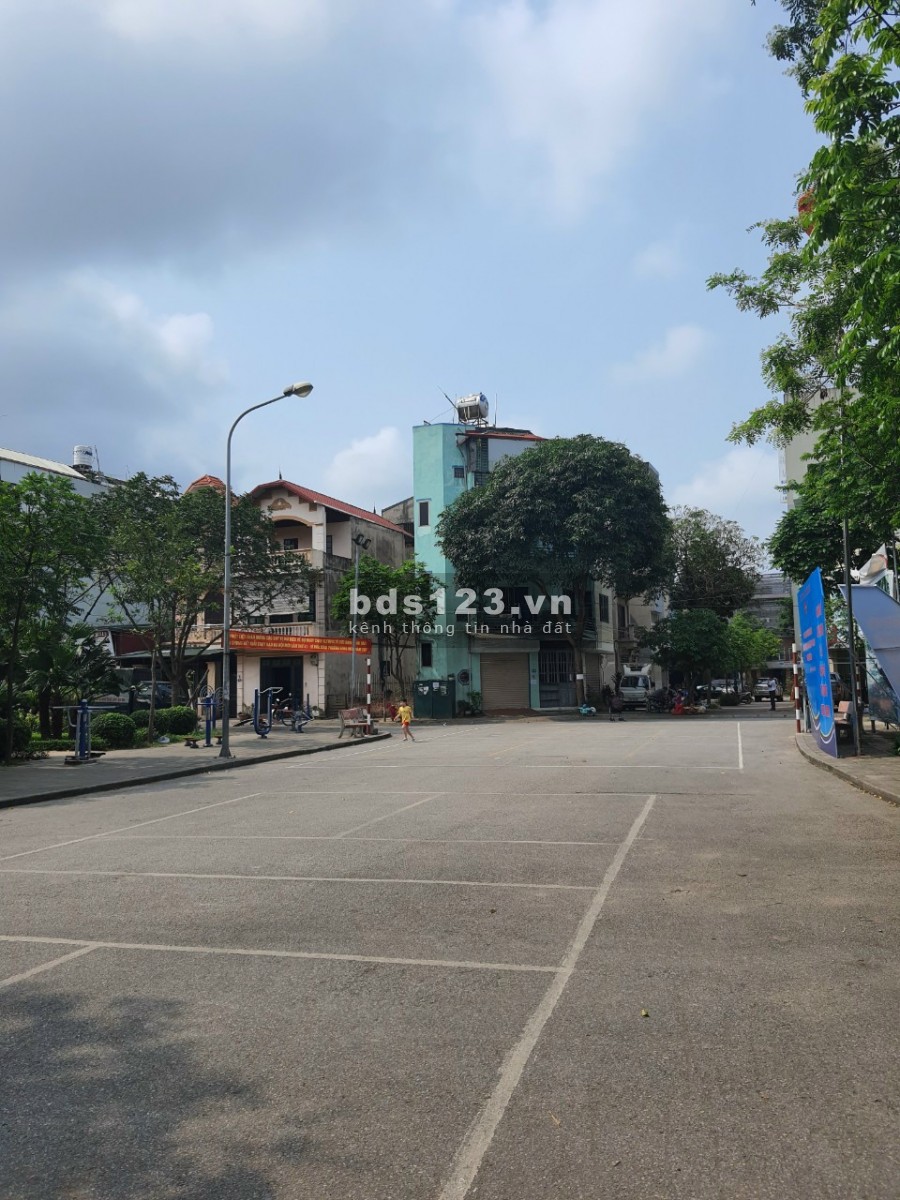 Bán nhà nguyên căn bồ đề gần ô tô tầm tiền nhiều khách nhà đẹp vào ở được ngay, đúc 3 tầng