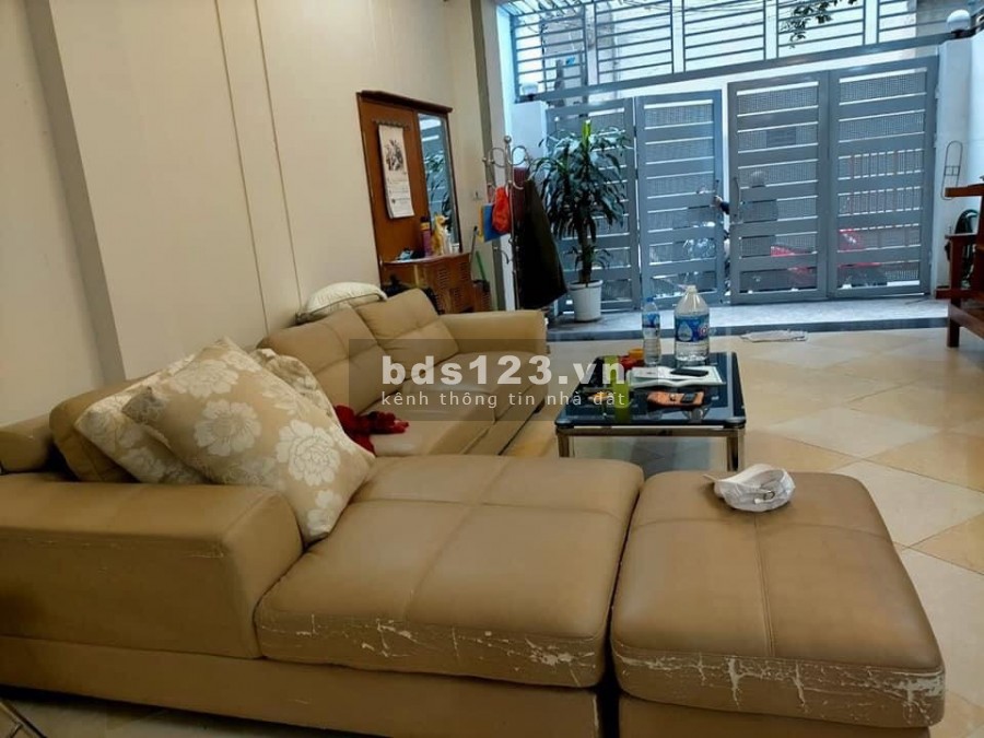 Bán nhà nguyên căn đẹp gần phố gần Ngọc Lâm, diện tích 45m2, 3 tầng, mt 4.5m giá 3.3 tỷ