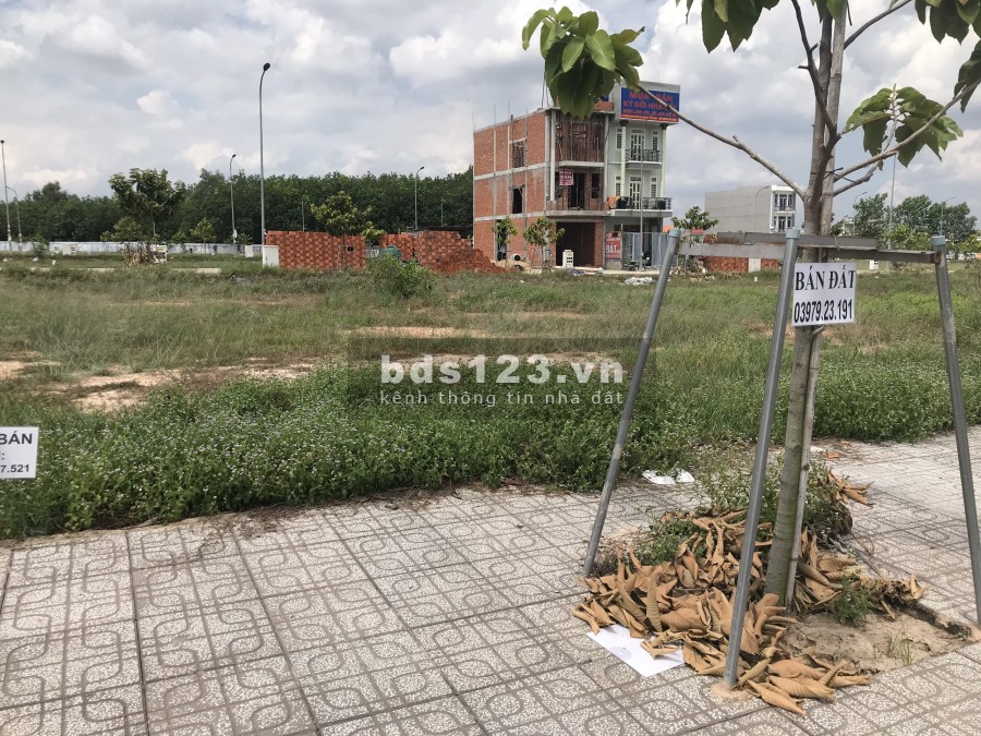 Bán lô đất khu Vsip2 dt 125m2 sổ riêng giá chỉ 890t diện tích 100m2 mặt tiền đường ĐT742
