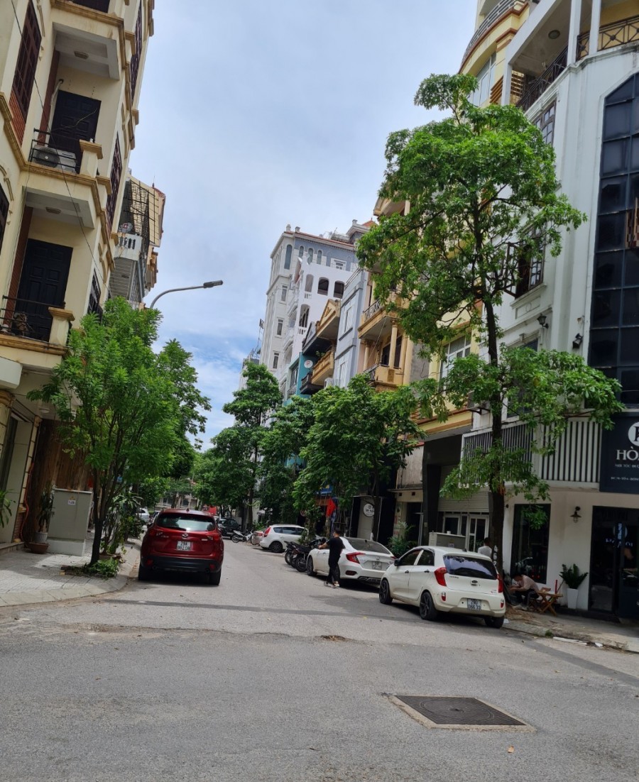 Chính chủ bán nhà mặt phố 5 tầng thị trấn Đông Anh, lô góc kinh doanh đẹp, giá 5.5 tỷ