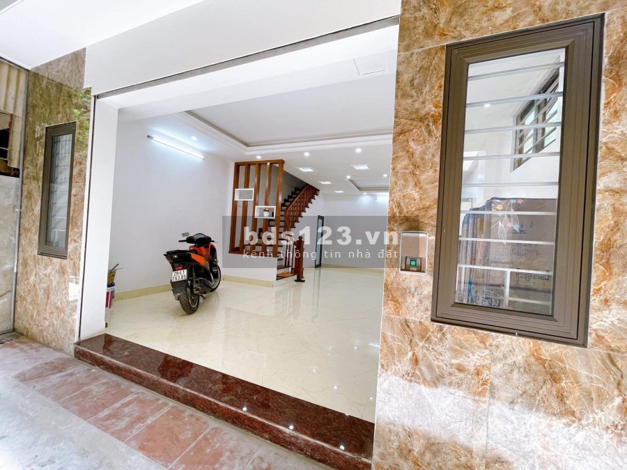 Đất vàng phố Ngọc Thuỵ Quận Long Biên, dtsd 70m2, mt 6.5m, ô tô đỗ cửa, giá sốc chỉ 3.x tỷ