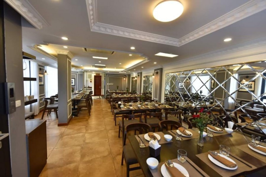 Hot! Phố HOT kinh doanh nhà hàng, quán bia, view Hồ, quận Đống Đa, vỉa rộng, ô tô đỗ