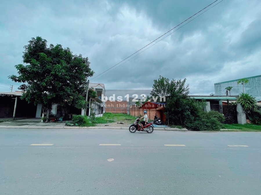 Đất mặt tiền kinh doanh, ngay chợ, thổ 100%, giá chỉ 9,5 tỉ bàn giao sổ hồng riêng, lh 0794429481