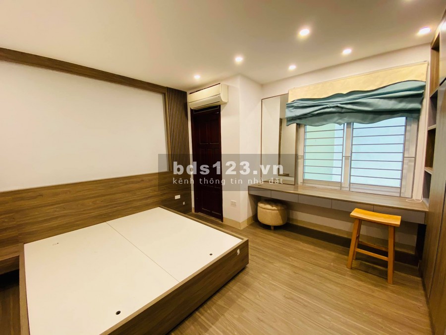 Nhà đẹp ở luôn, đường Hoàng Mai. Diện tích 30m2. 5 Tầng. Mặt tiền 4.8m. Giá 3,35 tỷ.