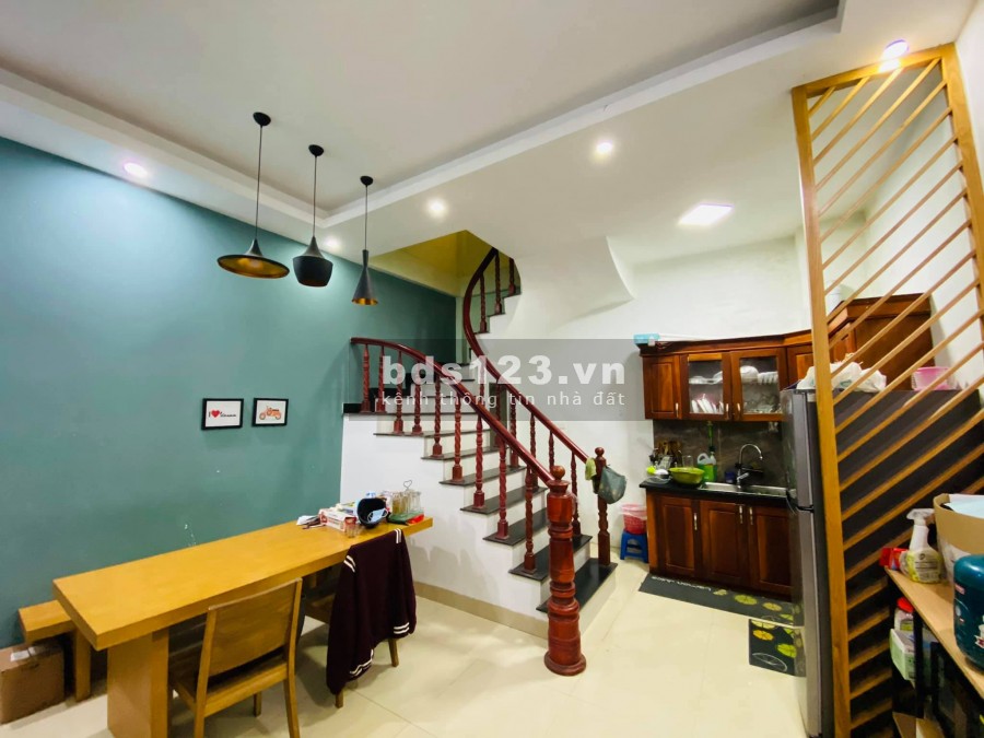 Nhà đẹp ở luôn, đường Hoàng Mai. Diện tích 30m2. 5 Tầng. Mặt tiền 4.8m. Giá 3,35 tỷ.