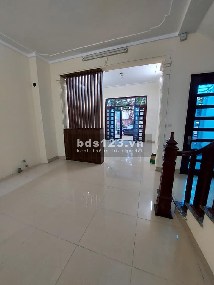 BÁN BT Khu vực đang pt. Ngõ thông ô tô tránh.DT 94m2. giá 5.5 tỷ - D/C : Gia Thượng LB