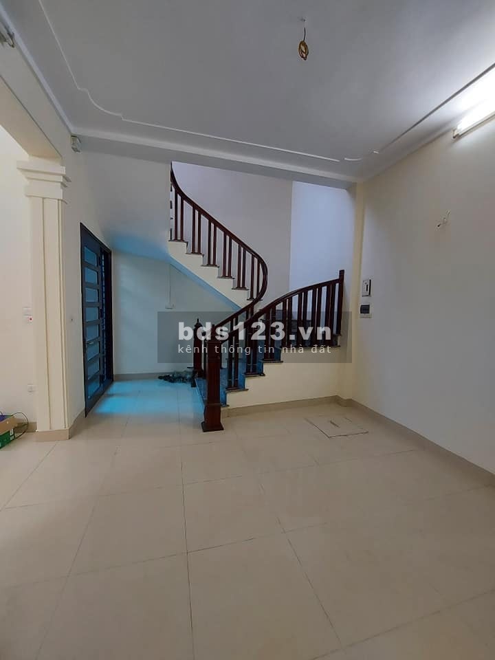 BÁN BT Khu vực đang pt. Ngõ thông ô tô tránh.DT 94m2. giá 5.5 tỷ - D/C : Gia Thượng LB