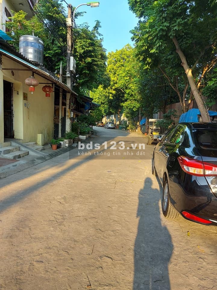 BÁN BT Khu vực đang pt. Ngõ thông ô tô tránh.DT 94m2. giá 5.5 tỷ - D/C : Gia Thượng LB