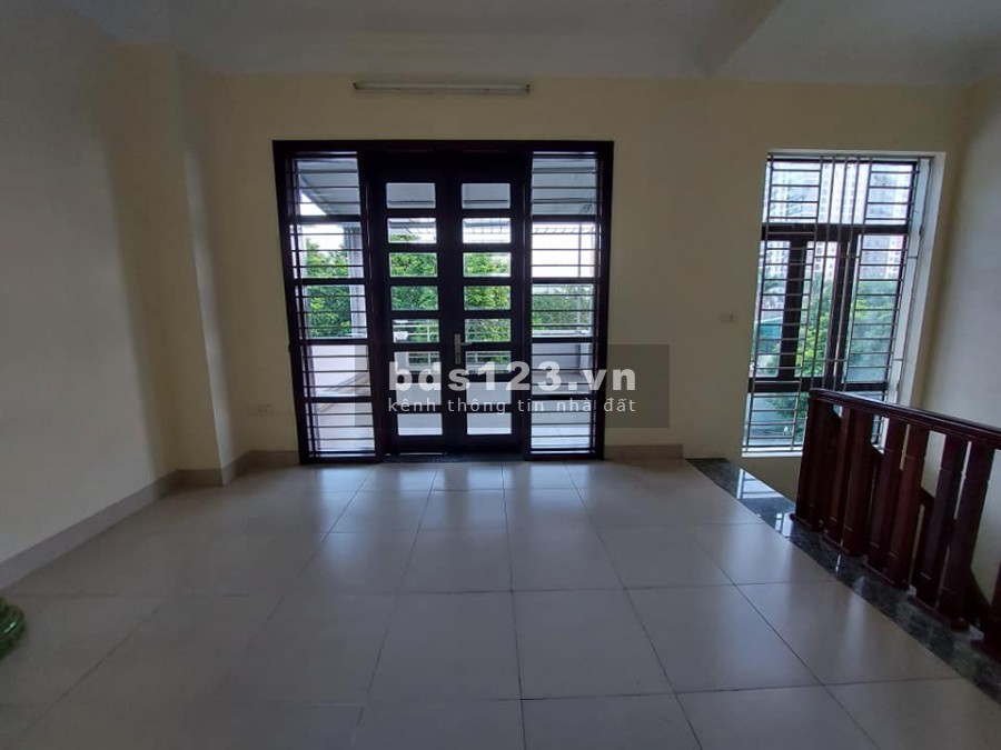 BÁN BT Khu vực đang pt. Ngõ thông ô tô tránh.DT 94m2. giá 5.5 tỷ - D/C : Gia Thượng LB