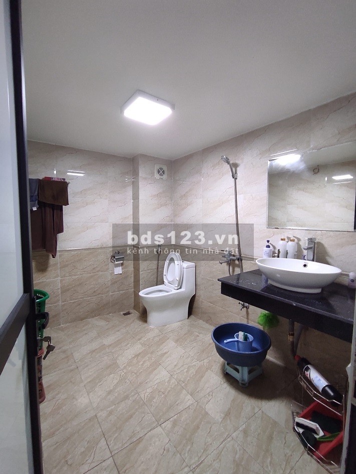 Bán nhà chính chủ mặt phố Hồng Tiến, diện tích rộng mặt tiền rộng, giá bán hớp lí, sổ sẵn