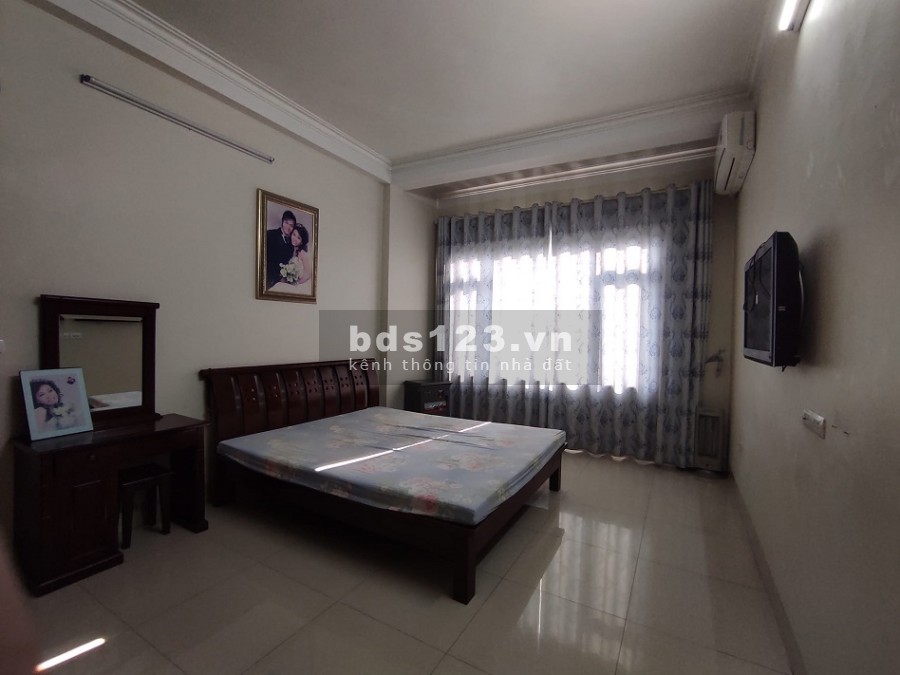 Bán nhà chính chủ mặt phố Hồng Tiến, diện tích rộng mặt tiền rộng, giá bán hớp lí, sổ sẵn