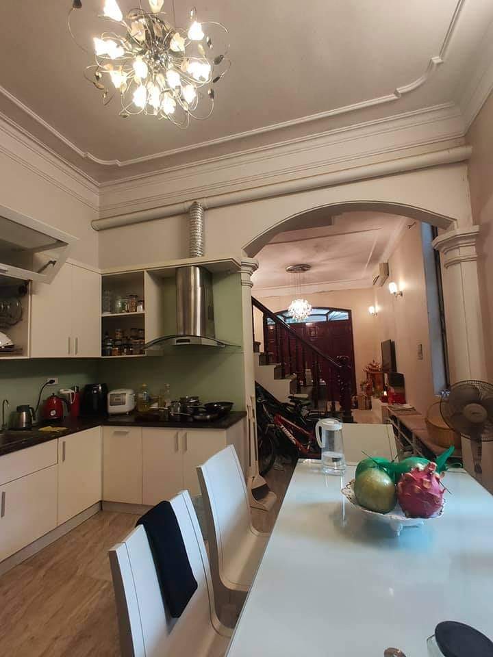 Bán nhà nguyên căn lô góc đường Văn Cao dtsd 79m2 đúc kiên cố 5 tầng, MT 5 m, giá 8.9 tỷ