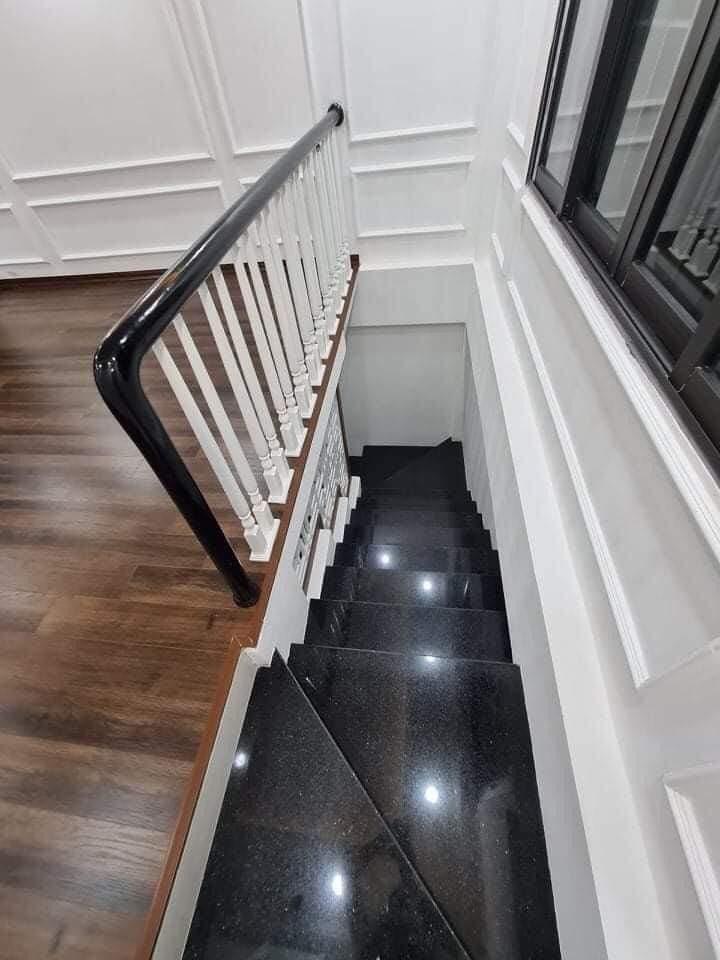 Nhà Phố Bồ Đề Quận Long Biên Hà Nội đúc kiên cố 5 tầng, liên hệ 0938556766, sổ chính chủ