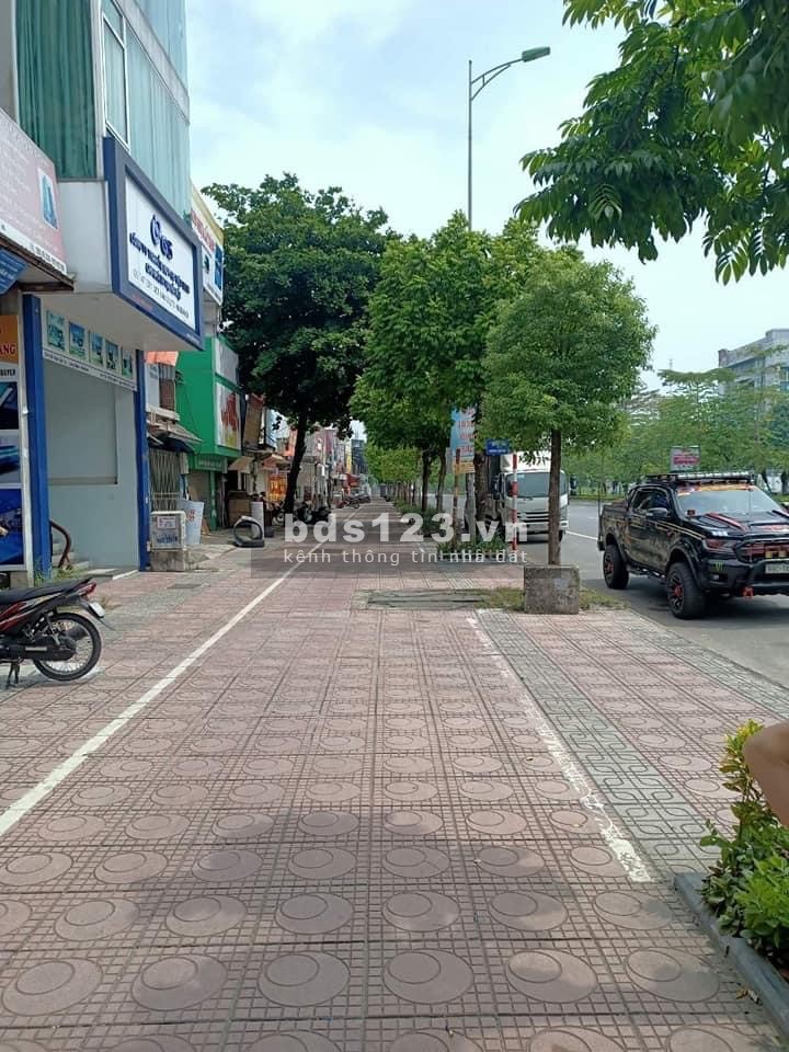 70m x 4T, MT 6.5m, mặt phố quận Long Biên, vỉa hè đá bóng, kinh doanh sầm uất