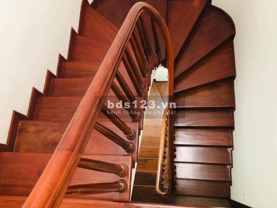 Chính chủ bán nhà Trần Quốc Hoàn 45m2 x 5 tầng phân lô ô tô vào nhà giá bán chỉ 10 tỷ