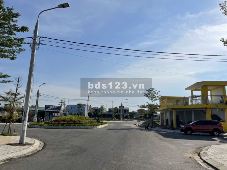 Duy nhất 1 lô sập hầm giá chỉ 370 triệu diện tích sử dụng 150m2 mặt tiền quốc lộ 14E