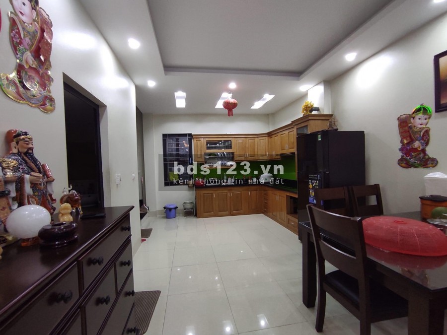 70m x 4T, MT 6.5m, mặt phố quận Long Biên, vỉa hè đá bóng, kinh doanh sầm uất