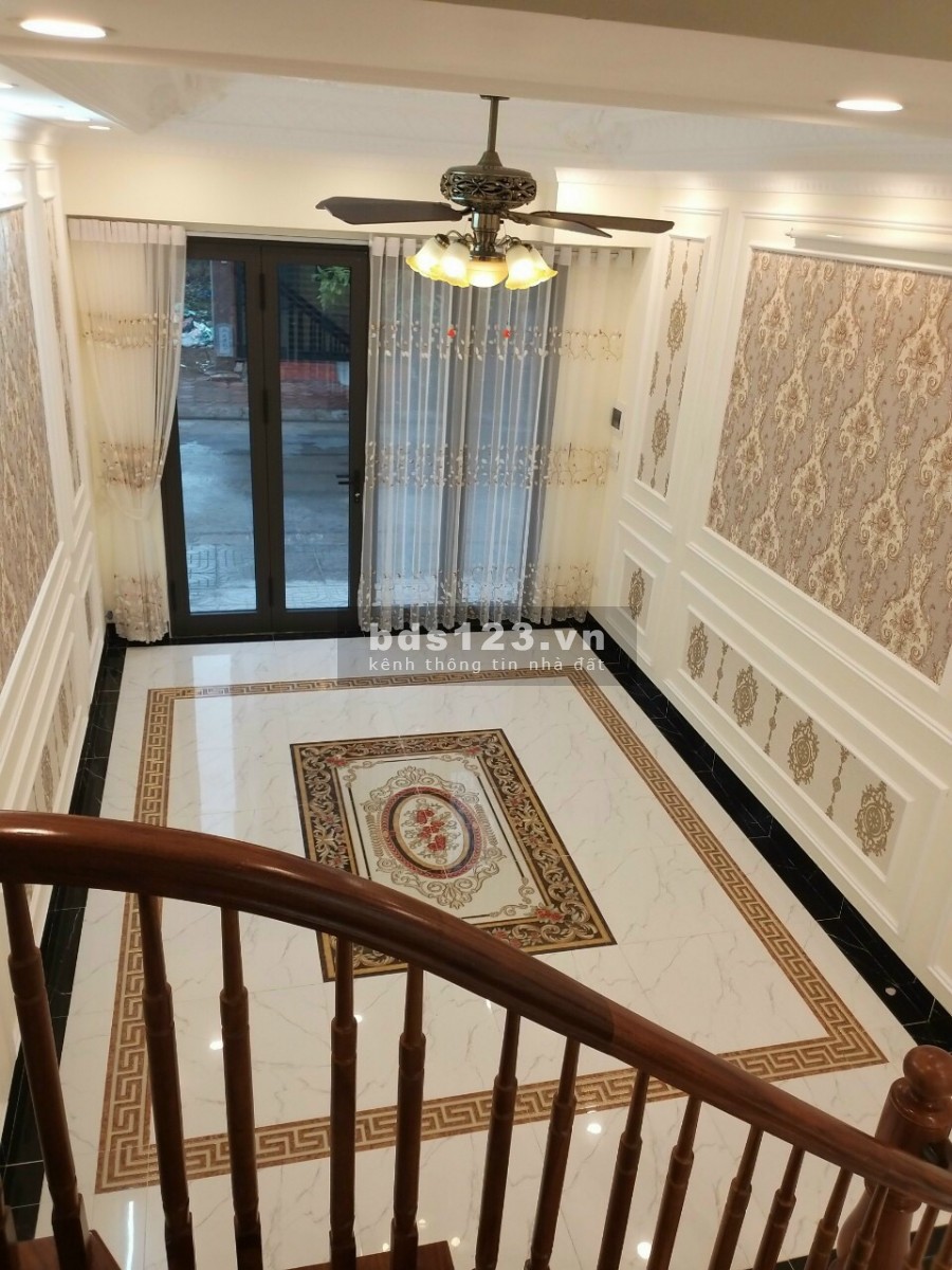 Gần 6 tỷ có nhà mới 5 tầng, lô góc, mt 5m, dt 50m, sát phố Nguyễn Văn Cừ, Quận Long Biên