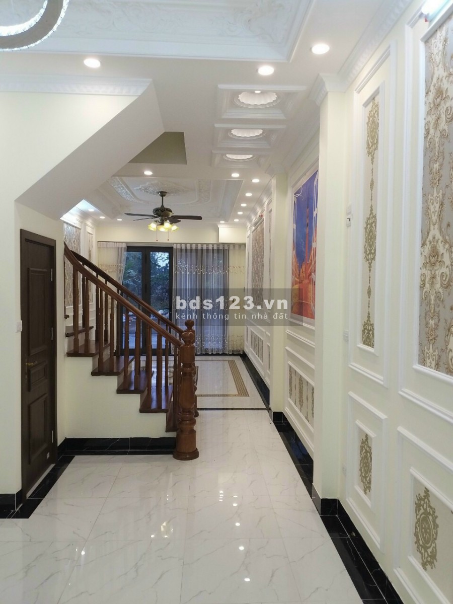 Gần 6 tỷ có nhà mới 5 tầng, lô góc, mt 5m, dt 50m, sát phố Nguyễn Văn Cừ, Quận Long Biên