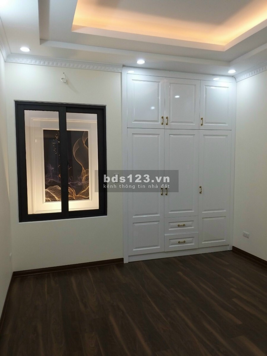 Gần 6 tỷ có nhà mới 5 tầng, lô góc, mt 5m, dt 50m, sát phố Nguyễn Văn Cừ, Quận Long Biên