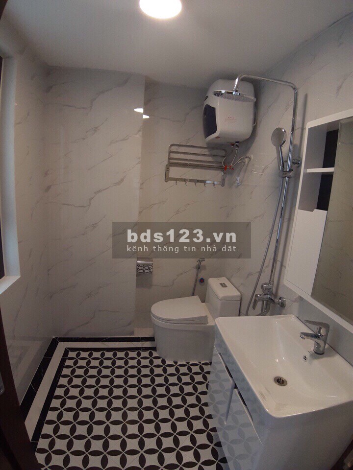 Gần 6 tỷ có nhà mới 5 tầng, lô góc, mt 5m, dt 50m, sát phố Nguyễn Văn Cừ, Quận Long Biên