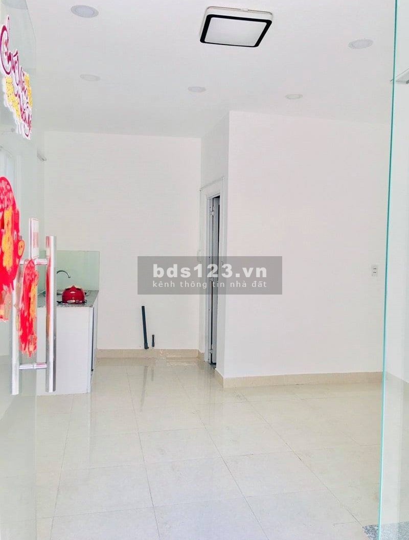 Bán nhà chợ Bùi Thế Mỹ, 18m2, hxh, ngang 5m x 6m, Tân Bình chỉ 2 tỷ 2