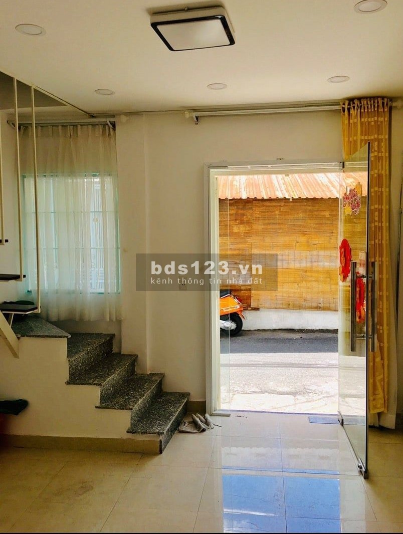 Bán nhà chợ Bùi Thế Mỹ, 18m2, hxh, ngang 5m x 6m, Tân Bình chỉ 2 tỷ 2