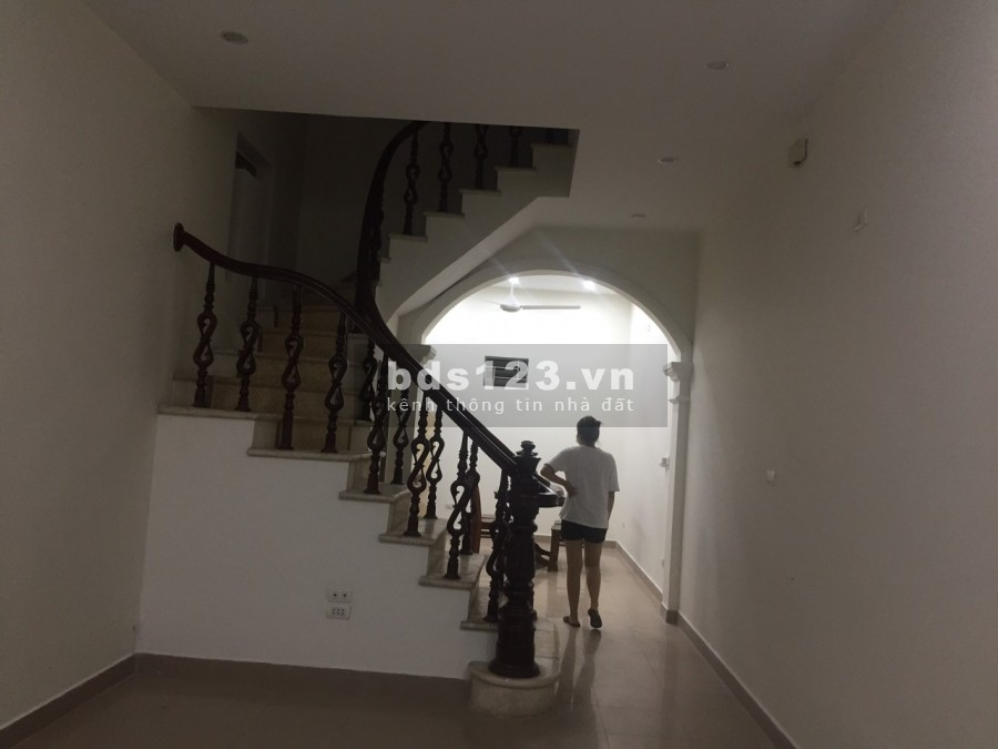 Bán gấp nhà Mỹ Đình, ngõ thông kinh doanh ô tô đỗ cửa, đúc 4 tầng, dt 40m, lh 0978996965