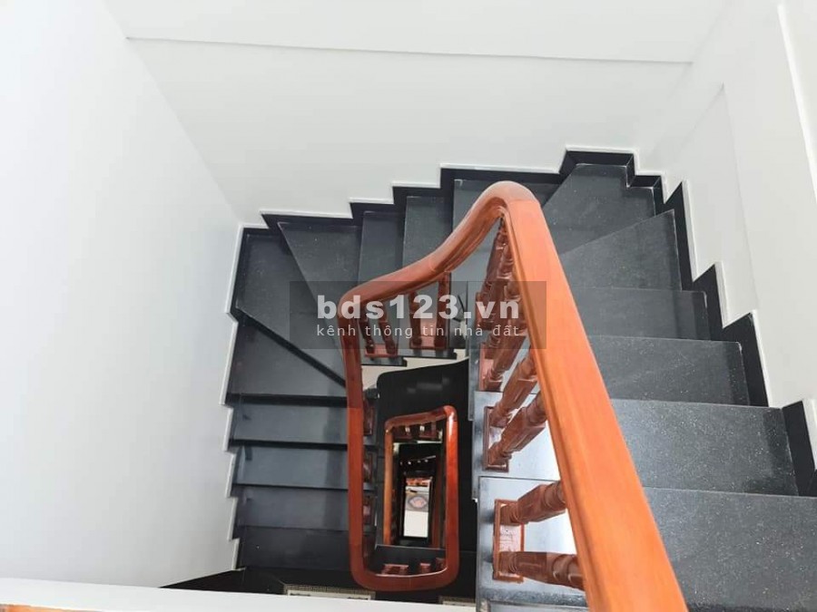 Bán nhà mới đẹp long lanh Giáp Bát gần phố gần ô tô diện tích 36m2 5 tầng giá bán 4 tỷ