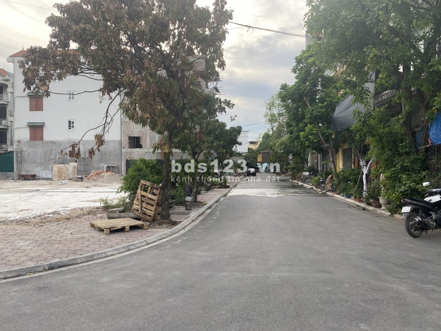 Bán đất đấu giá C33 Đấu giá Hồ Voi, diện tích 67,7m mặt tiền 5,5m bàn giao đầy đủ giấy tờ, pháp lí