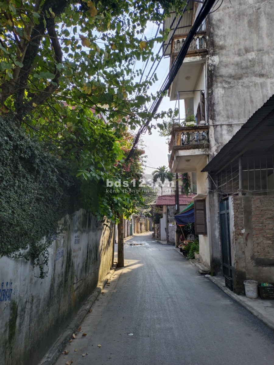 Bán nhà Bát Khối, ngõ trải nhựa ô tô vào nhà, 74m2, chỉ hơn 5 tỷ xíu