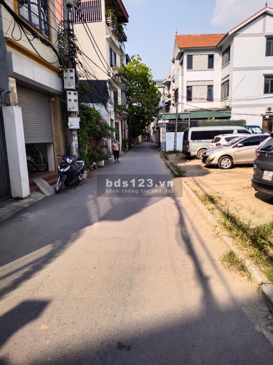 Bán nhà Bát Khối, ngõ trải nhựa ô tô vào nhà, 74m2, chỉ hơn 5 tỷ xíu
