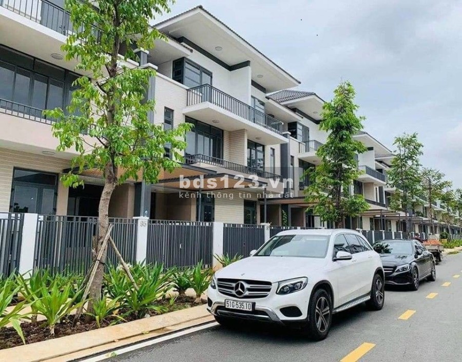 Bán nhà phố gần UBND Long Hậu, phù hợp để ở đầu tư, khu dân cư hiện hữu bàn giao sổ sẵn