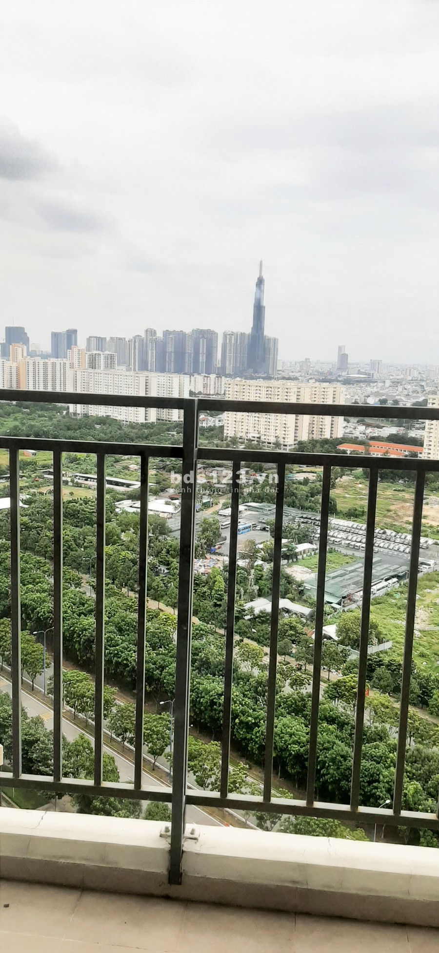 Cho thuê căn hộ The Sun Avenue dt 90m2, không nội thất, 3 pn, có rèm cửa, lh 0909722103