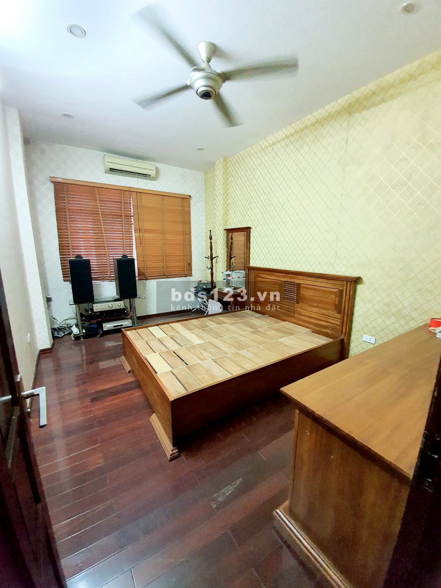 Bán nhà nhỉnh 2 tỷ Nhân Hoà Quận Thanh Xuân, gần phố, đủ tiện ích, dt 30m2, giá 2tỷ4, mt 4.4m