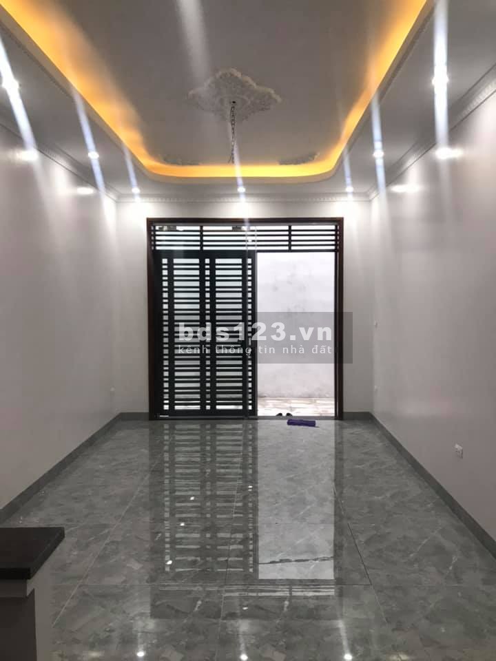 Bán nhà Dịch Vọng Hậu, ô tô đổ cổng dt 42m2, 3 mặt thoáng mt 5m, giá còn 4.35 tỷ, lhcc