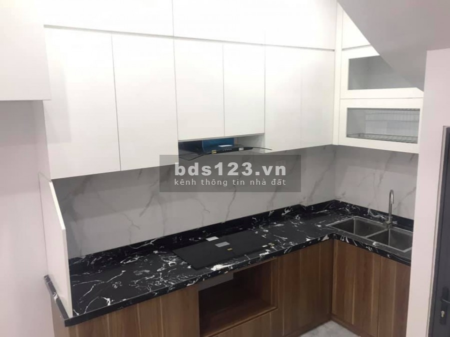 Bán nhà Dịch Vọng Hậu, ô tô đổ cổng dt 42m2, 3 mặt thoáng mt 5m, giá còn 4.35 tỷ, lhcc