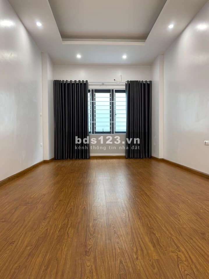 Bán nhà Dịch Vọng Hậu, ô tô đổ cổng dt 42m2, 3 mặt thoáng mt 5m, giá còn 4.35 tỷ, lhcc