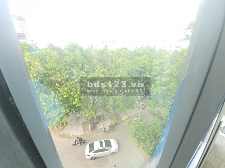 Cho thuê văn phòng tiêu chuẩn 35m2, 80m2 view hồ, ánh sáng tự nhiên tại 71 Chùa Láng, Đống Đa