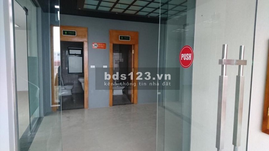 Cho thuê văn phòng tiêu chuẩn 35m2, 80m2 view hồ, ánh sáng tự nhiên tại 71 Chùa Láng, Đống Đa